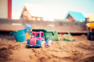 Bild zu  Sandkästen für Kinder: Darauf sollten Eltern beim Kauf achten