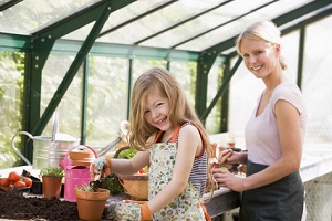 Bild:  Mit Kindern im Gewächshaus gärtnern