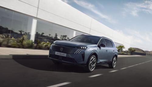 Foto des fahrenden Peugeot-50008 von der Seite