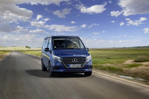 Foto der fahrenden V-Klasse von vorne