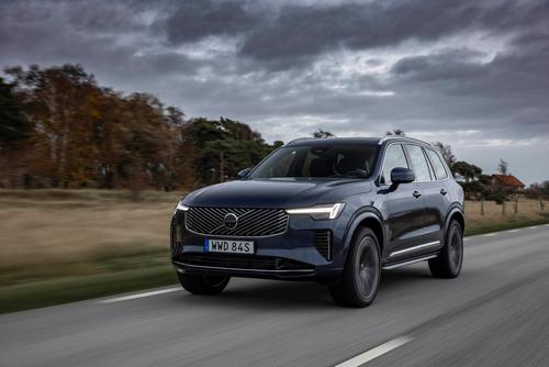 Foto des fahrenden Volvo XC90 leicht angewinkelt