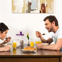 Illustration Zusammen als Familie essen