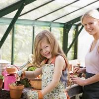 Illustration Mit Kindern im Gewächshaus gärtnern