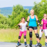 Illustration Rollschuhen und Inline Skates im Straßenverkehr